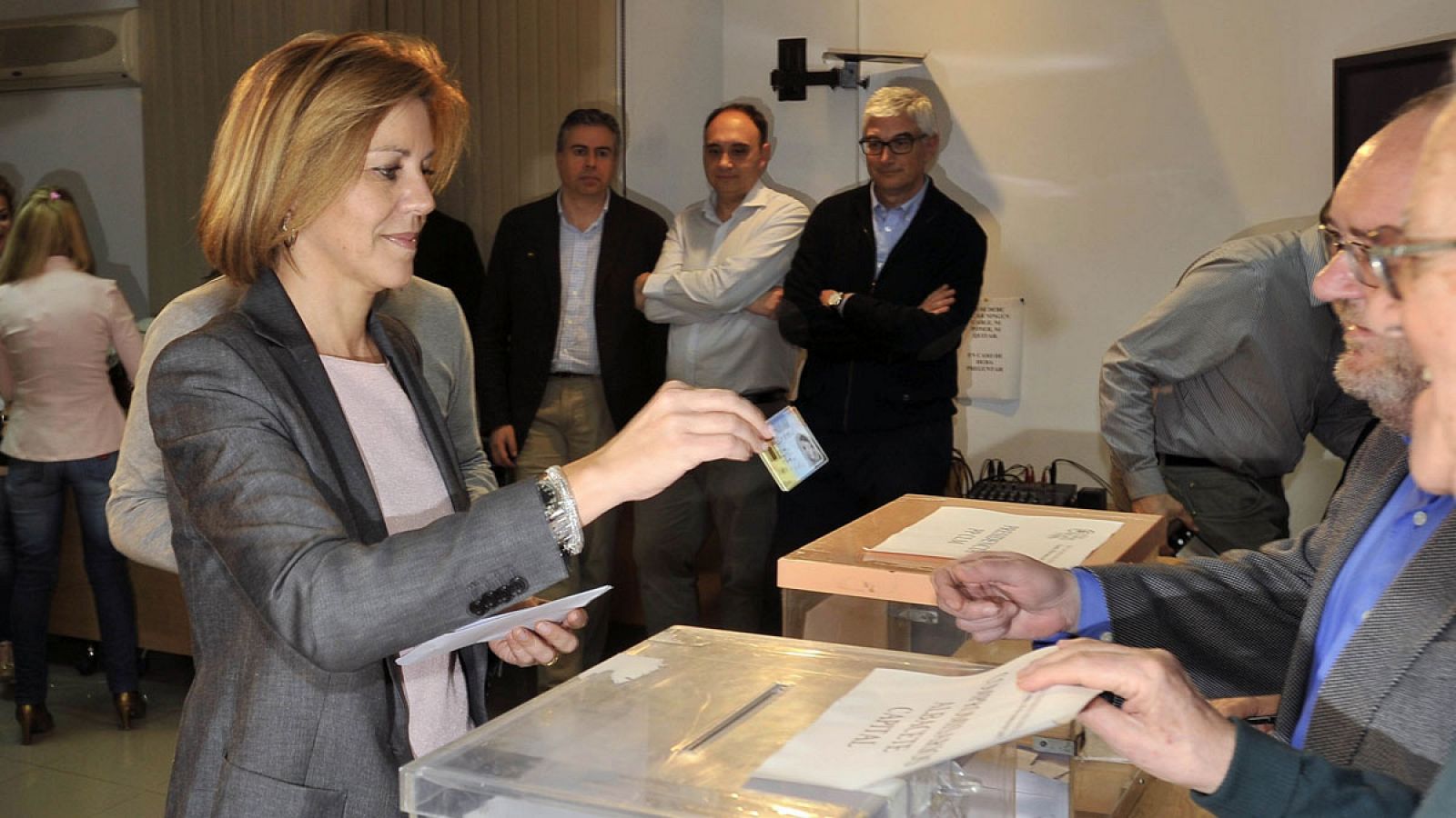 La secretaria general del PP y presidenta del PP de Castilla La Mancha, María Dolores de Cospedal, durante las votaciones del viernes, 10 de marzo de 2017,  en la sede del PP en Albacete.