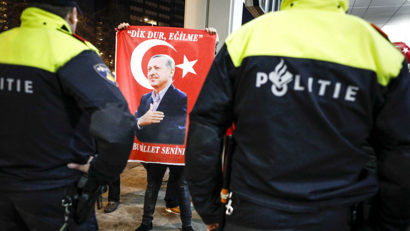 Un manifestante sujeta un cartel con la imagen del presidente de Turquía, Recep Tayyip Erdogan, frente al consulado turco en Rotterdam (Holanda).
