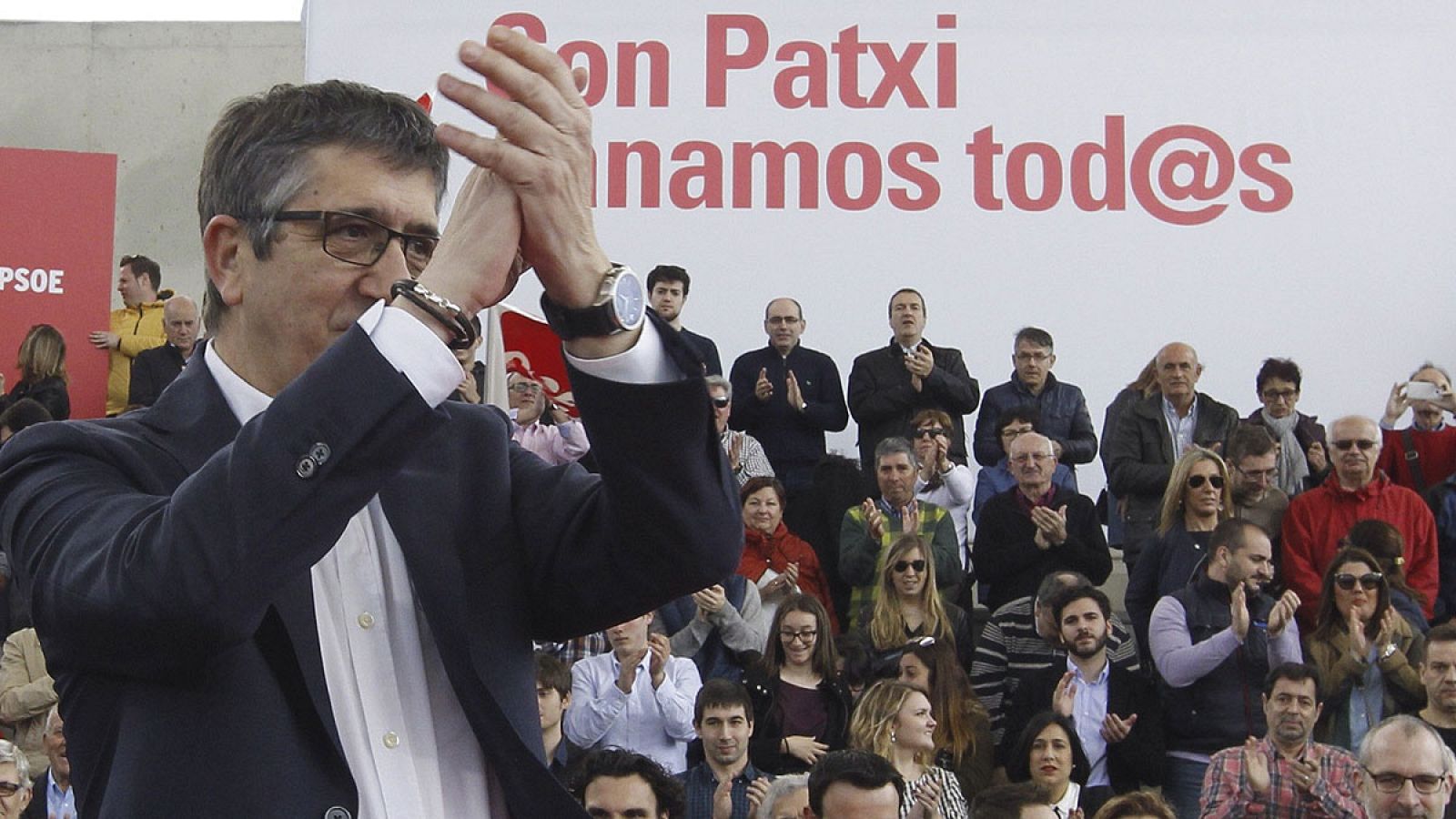 Patxi López aplaude durante el acto político en Getafe