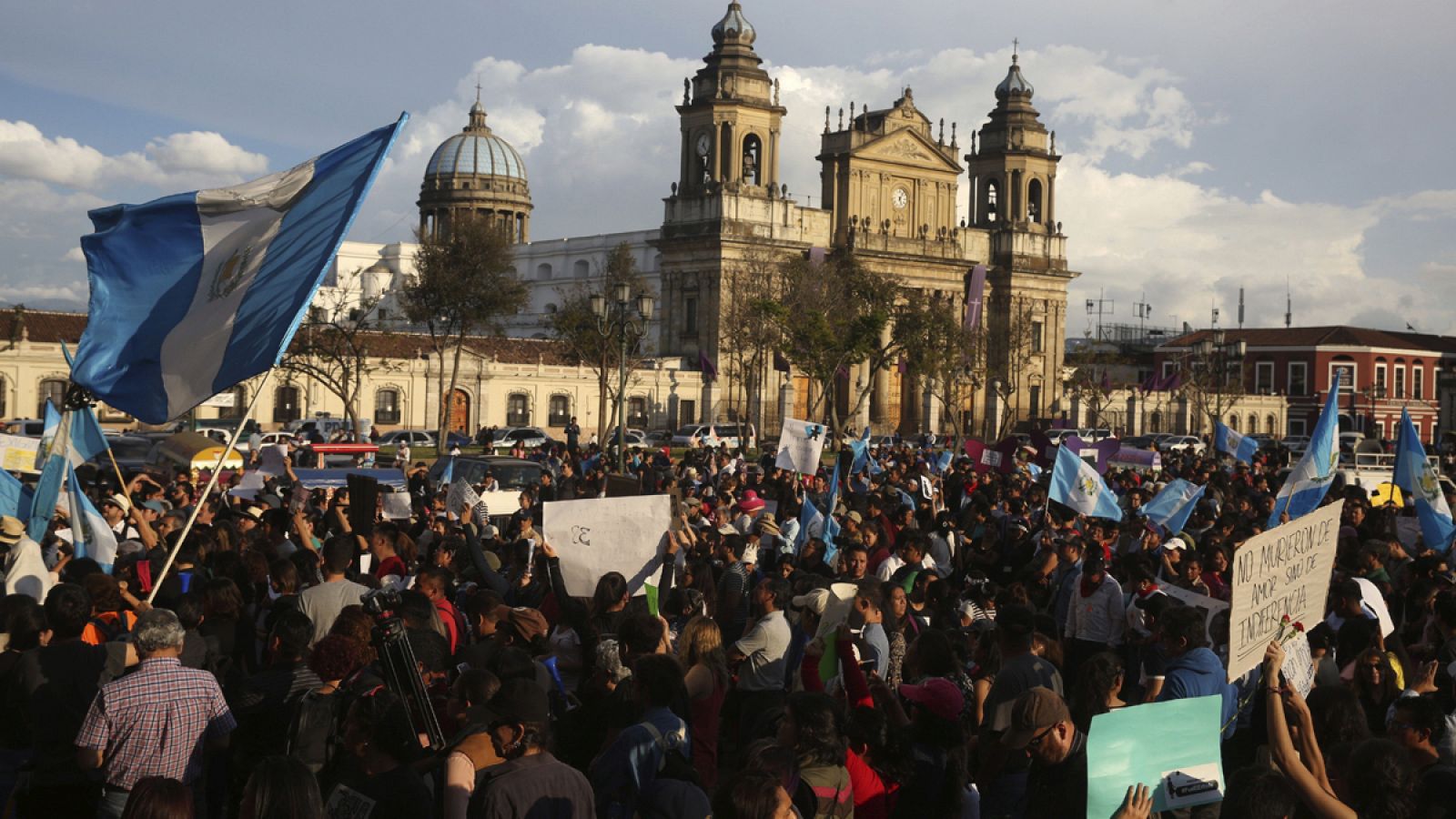 Los manifestantes frente al Parlamento de Guatemala piden la renuncia del presidente Jimmy Morales por las niñas muertas en el centro de menores.