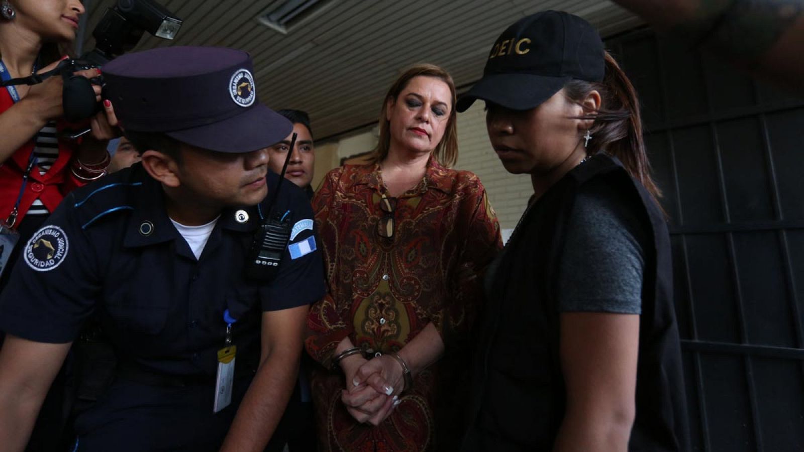 La exsubsecretaria de Protección de la Niñez de Guatemala, Anahí Keller (c), en el momento de su detención