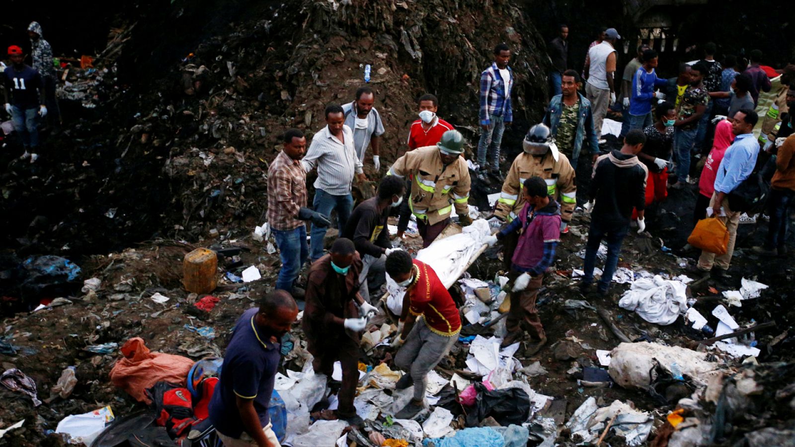 Equipos de rescate recuperan el cadaver de una víctima sepultada en el deslizamiento de tierra en el vertedero de Addis Ababa.