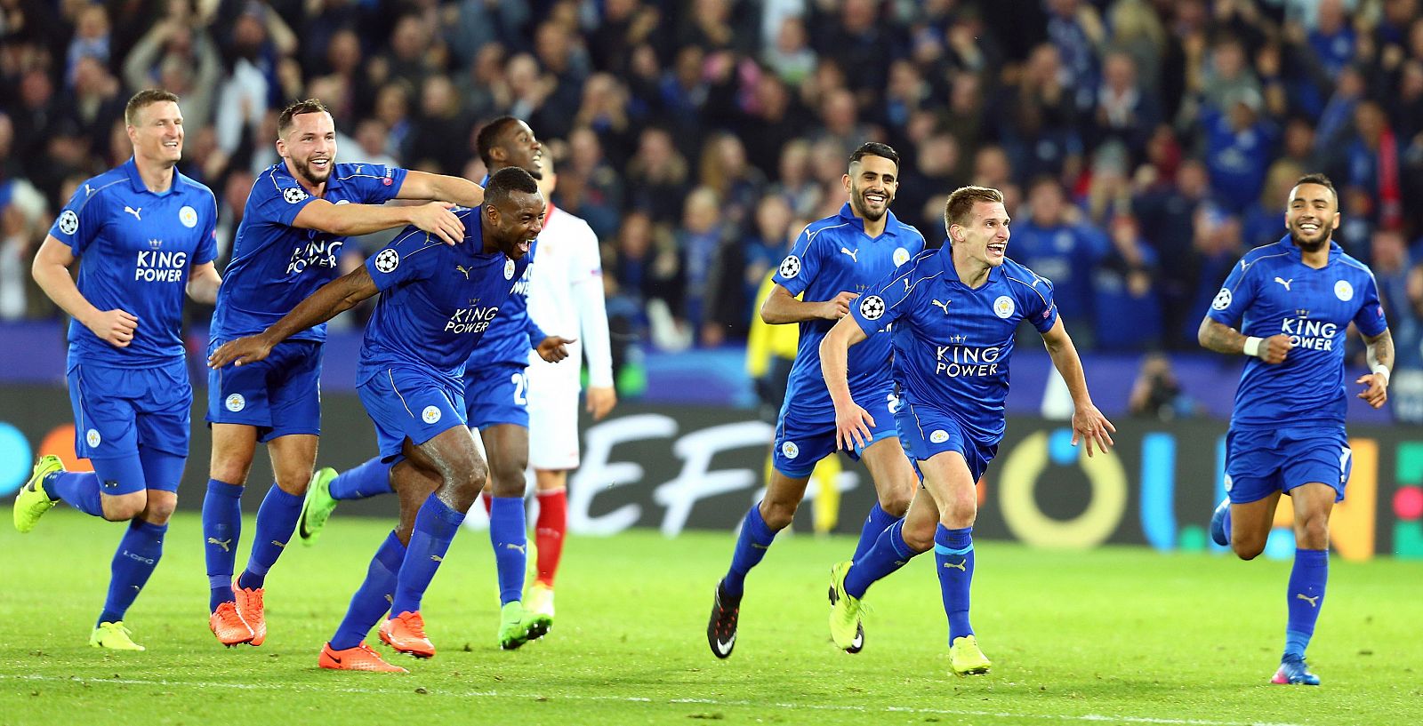 Marc Albrighton celebra el segundo gol del Leicester City ante el Sevilla.