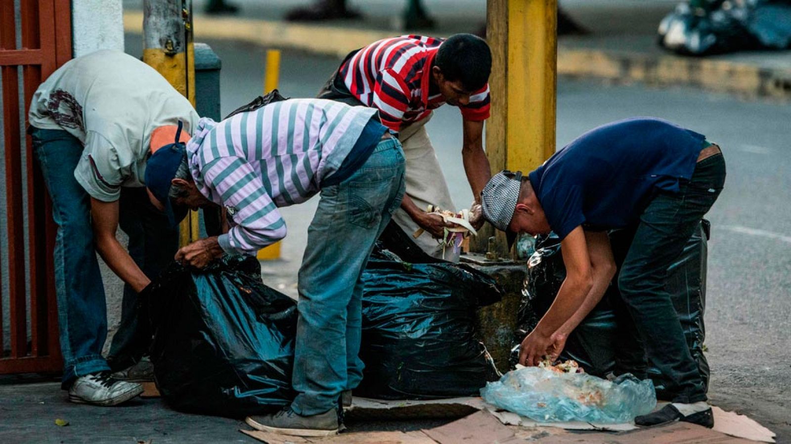 Imagen de la pobreza alimentaria existente en las calles de Caracas (Venezuela)