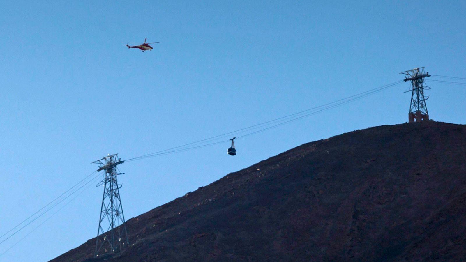El teleférico bloqueado en el Teide el miércoles y un helicóptero de rescate participando en la evacuación de los pasajeros.