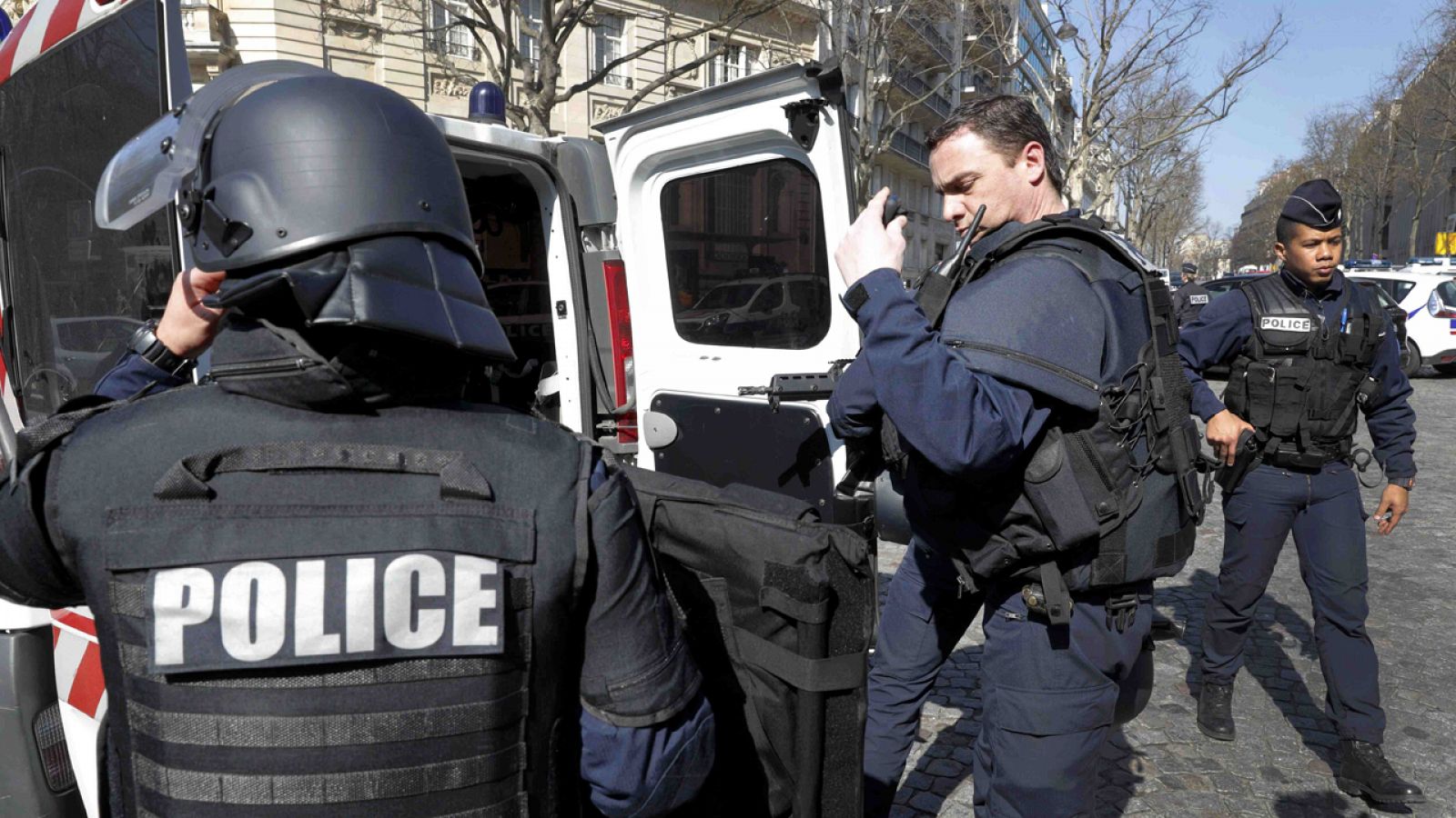 Policías franceses se despliegan junto a las oficinas del FMI en París tras la explosión de una carta bomba