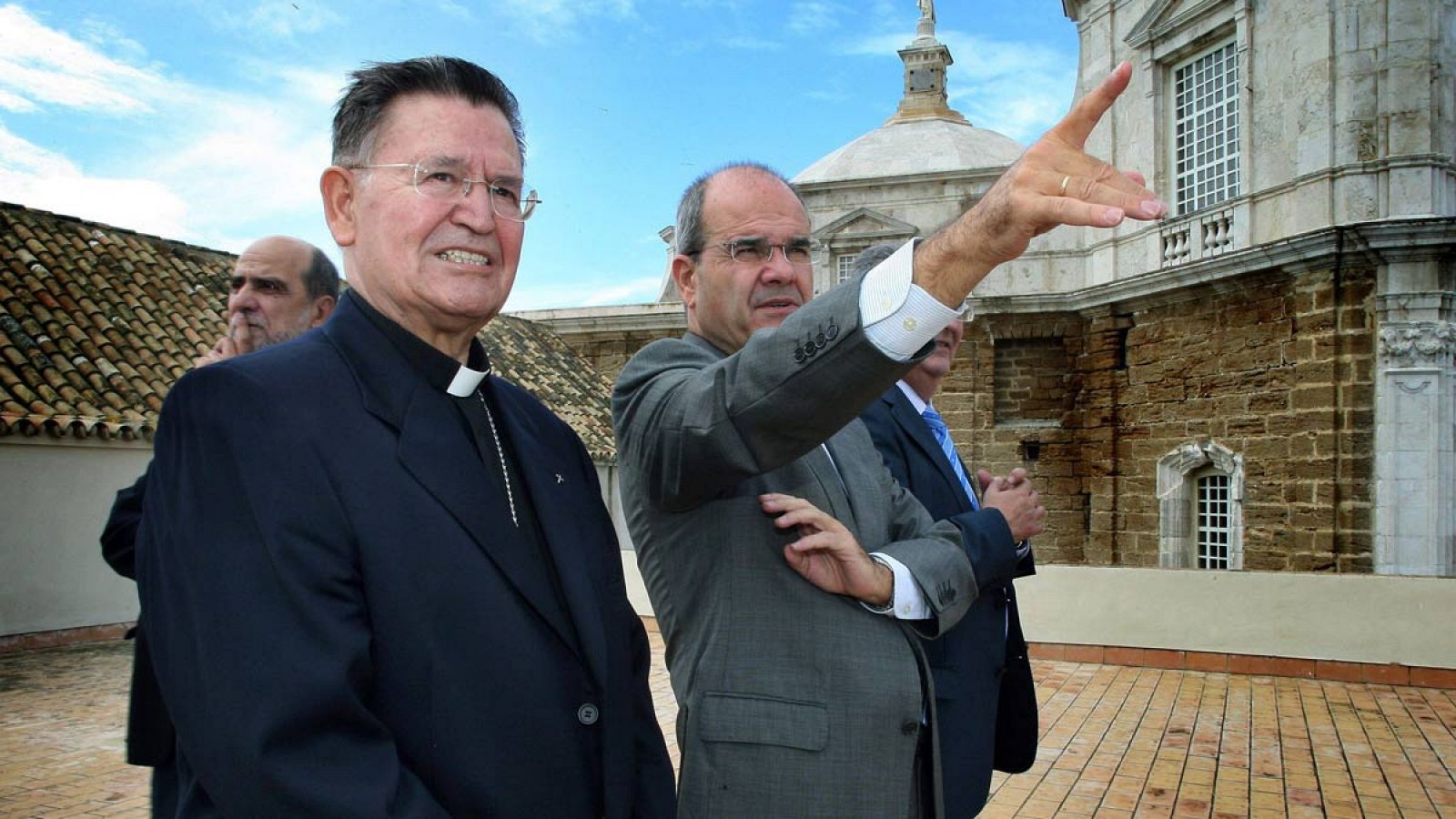 El expresidente de la Junta de Andalucía Manuel Chaves y el obispo emérito de Cádiz, Antonio Ceballos