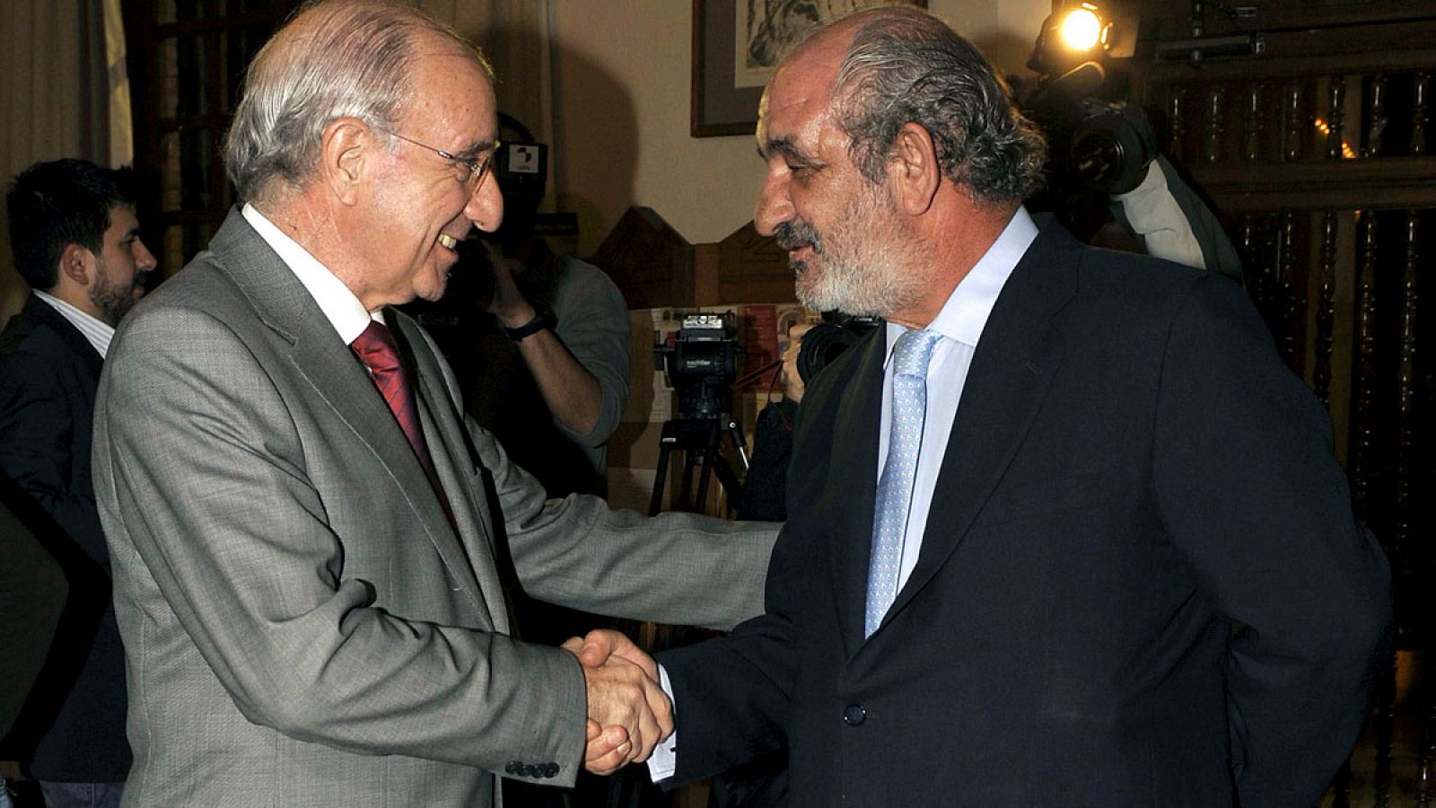 Los expresidentes de Caja Duero, Julio Fermoso y de Caja España, Santos Llamas, en una imagen de archivo.