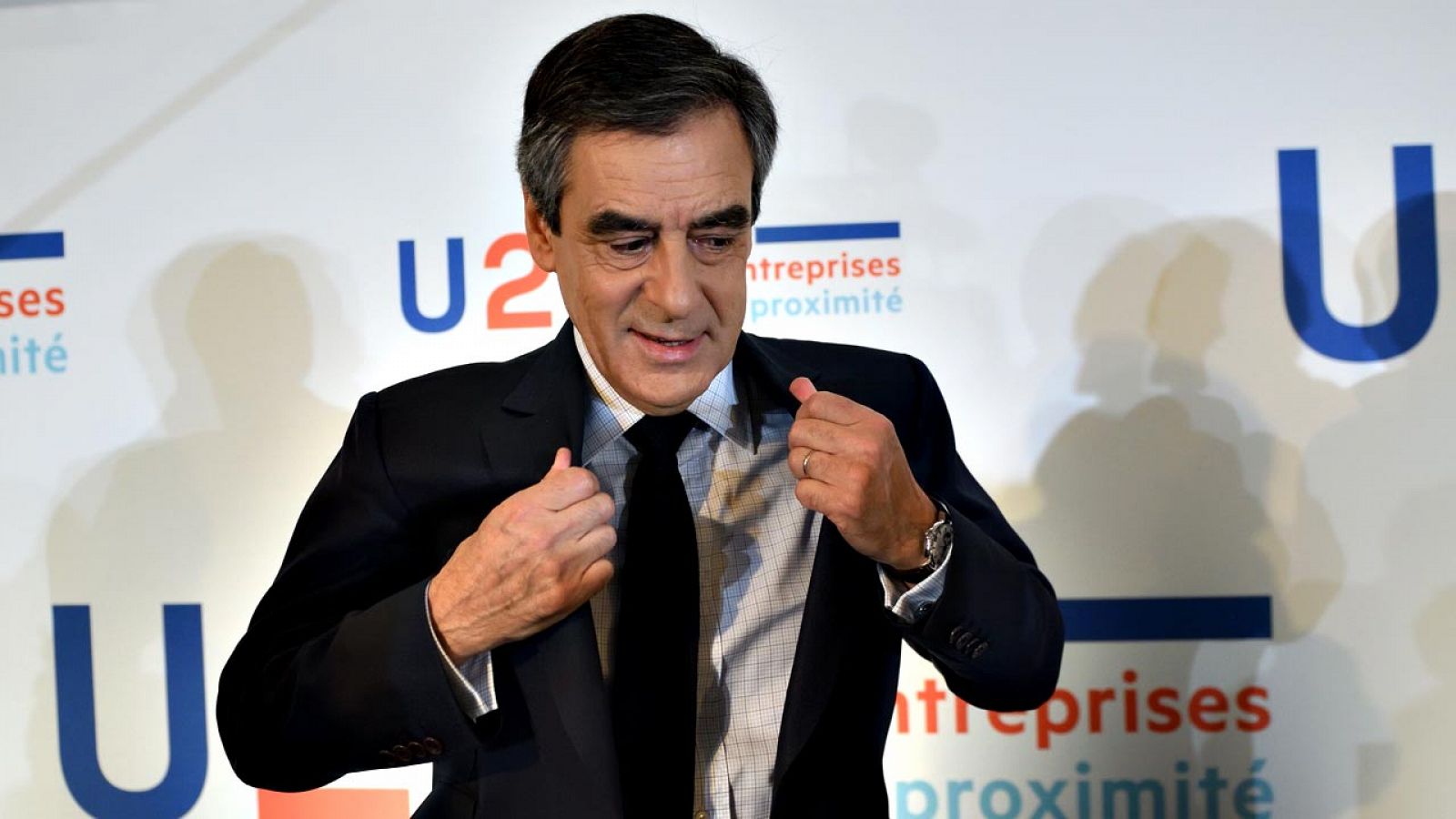 El candidato conservador al Elíseo, François Fillon, se ajusta la chaqueta tras una rueda de prensa de campaña