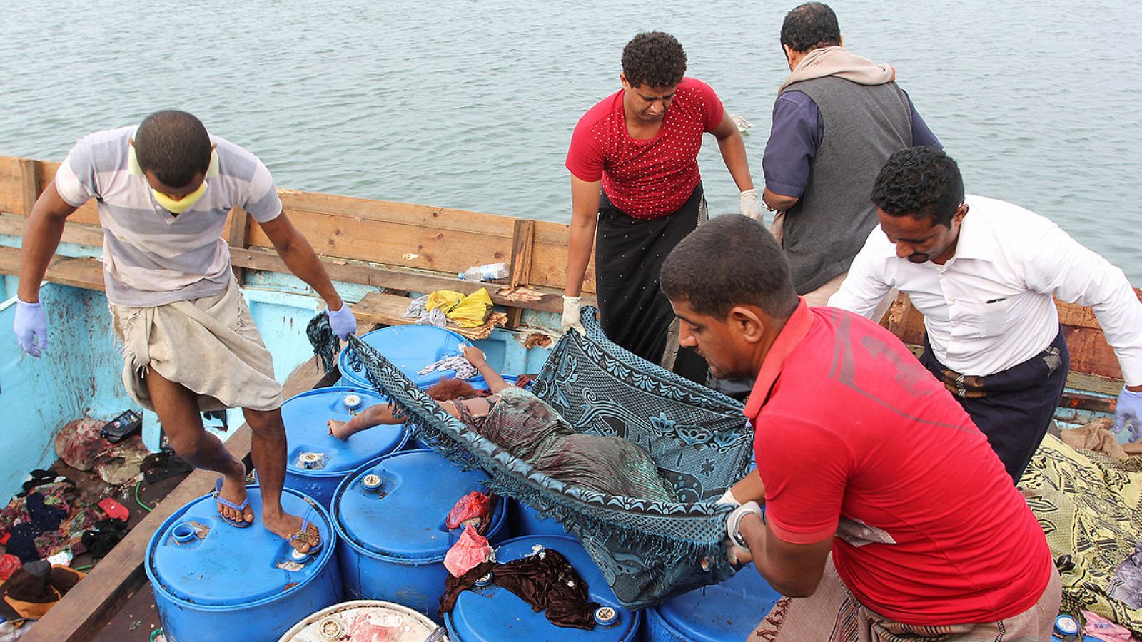 Pescadores yemeníes evacúan el cuerpo de una refugiada somalí acribillada en un barco en el Mar Rojo