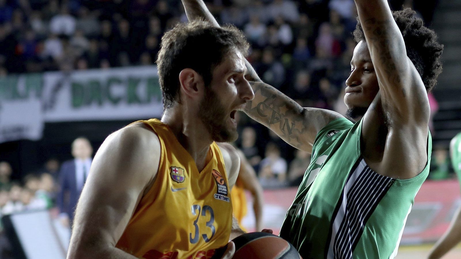 El alero del Barça Perperoglou (i), en acción ante su par del Darussafaka Clyburn.