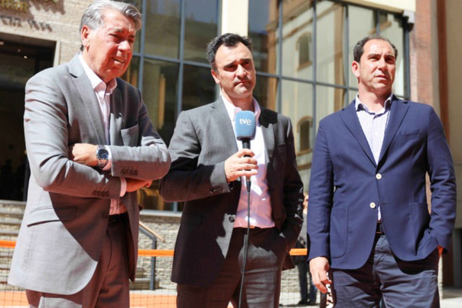 De izquierda a derecha, Manolo Santana, Alberto Berasategui y Albert Costa, en el acto celebrado en Barcelona