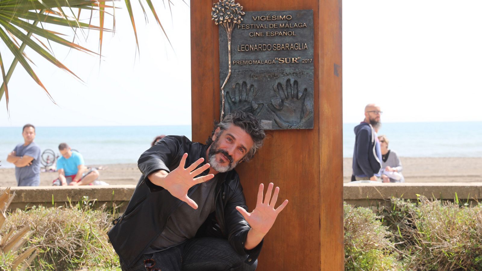 Leonardo Sbaraglia descubre su monolito del Premio Málaga-Sur del Festival de Málaga en el Paseo Marítimo Antonio Banderas.