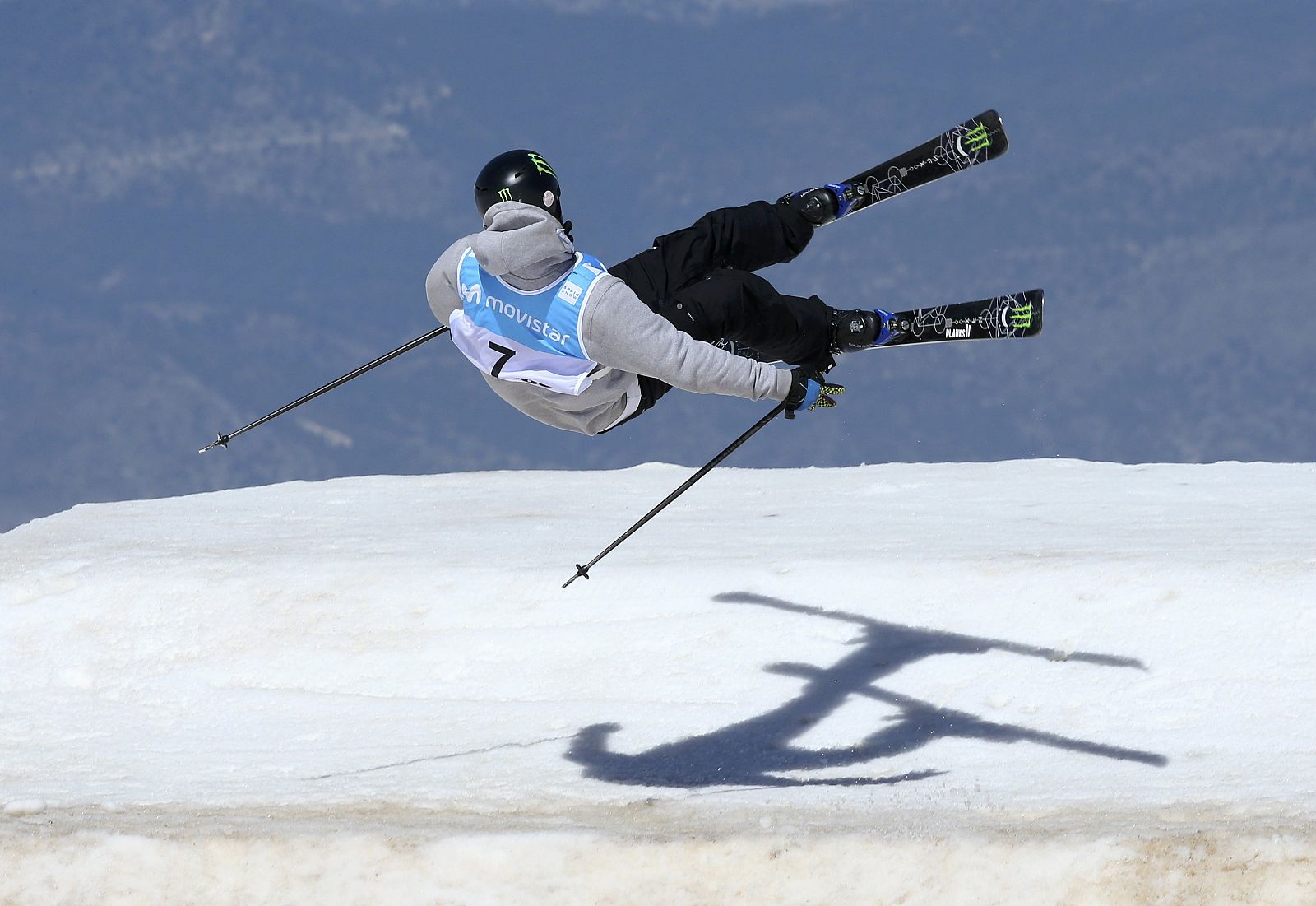 Instante de la final de esquí acrobático, última prueba disputada en los mundiales de Sierra Nevada.