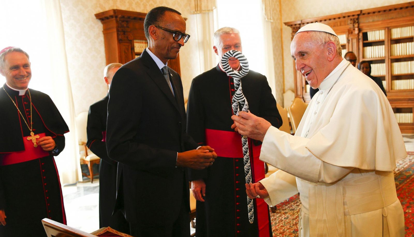 El papa Francisco intercambia regalos con el presidente de Ruanda, Paul Kagame, durante una audiencia privada en el Vaticano.