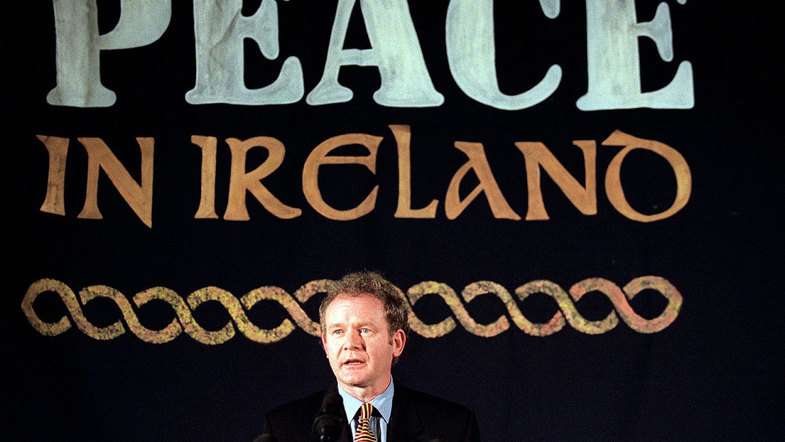 Imagen de archivo de Martin McGuinness en 1999, cuando era jefe negociador del Sinn Fein para los acuerdos de paz