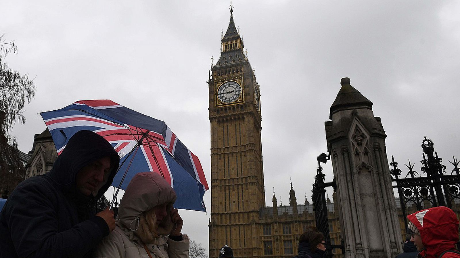 Turistas frente al Parlamento británico en Londres