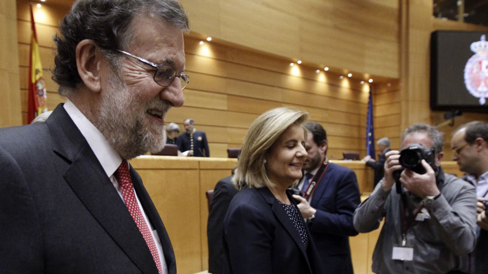 El presidente del Gobierno, Mariano Rajoy, y la ministra de Empleo, Fátima Báñez, durante la sesión de control al Ejecutivo en el pleno del Senado.