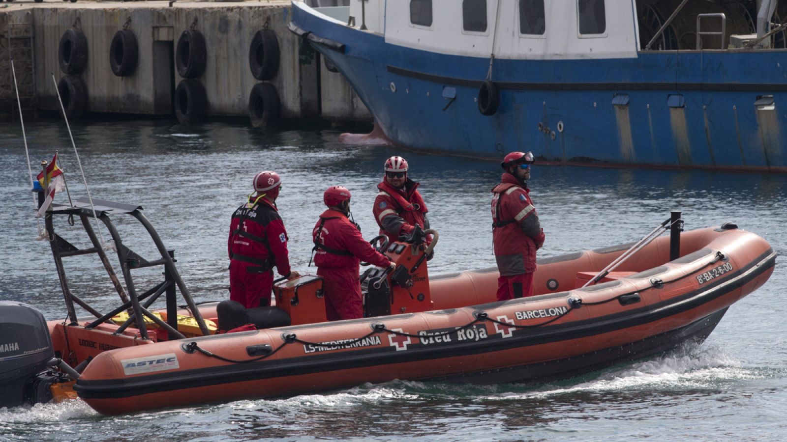 Miembros de la Cruz Roja salen del Puerto de Barcelona dentro de las labores de búsqueda de los dos marineros desaparecidos.