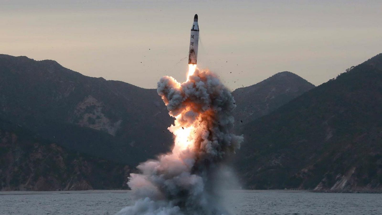 Fotografía de archivo que muestra el lanzamiento de prueba de un misil balístico submarino, en un lugar sin identificar, en Corea del Norte