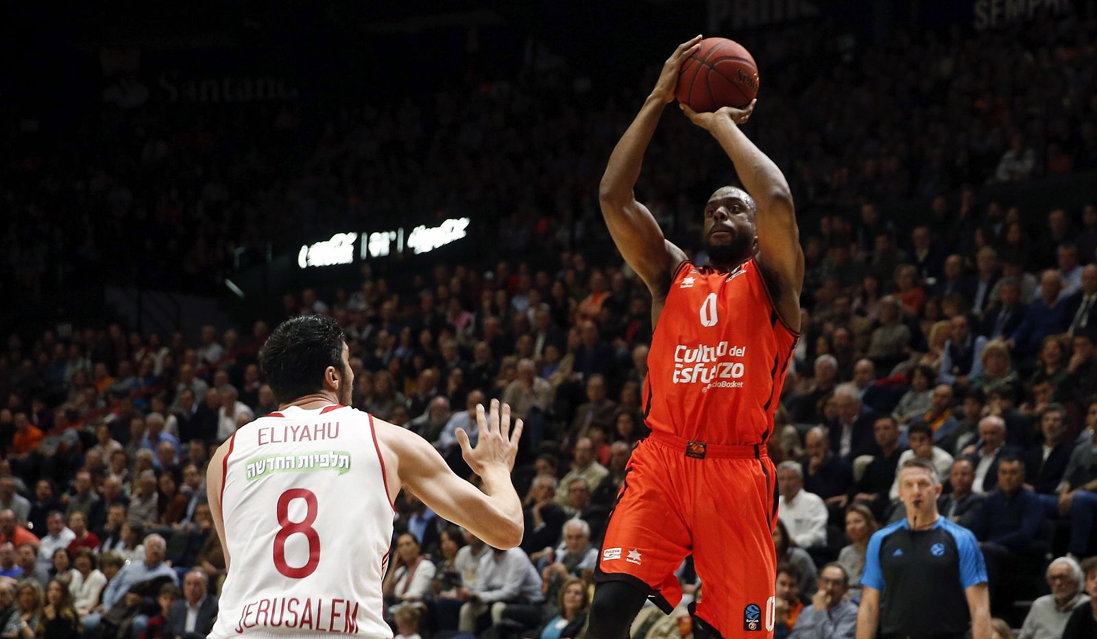 El ala-pívot del Valencia Basket Will Thomas lanza a canasta ante un jugador del Hapoel Jerusalén