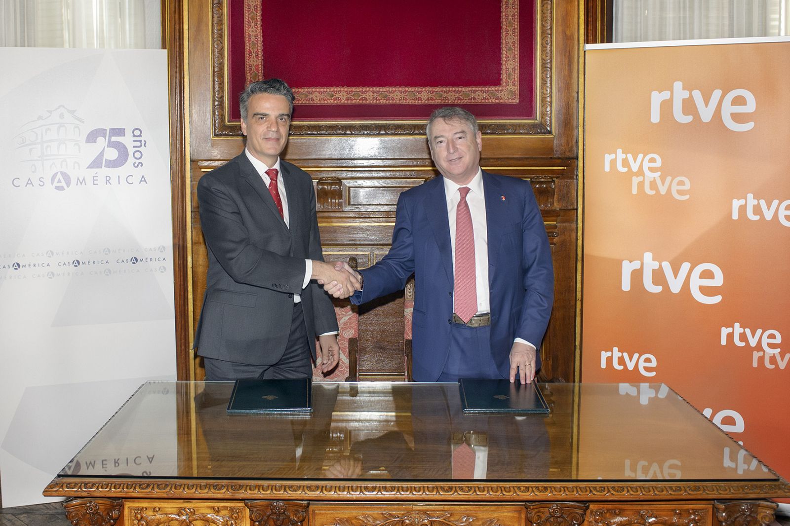 Santiago Miralles y José Antonio Sánchez tras la firma del convenio entre RTVE y Casa de América