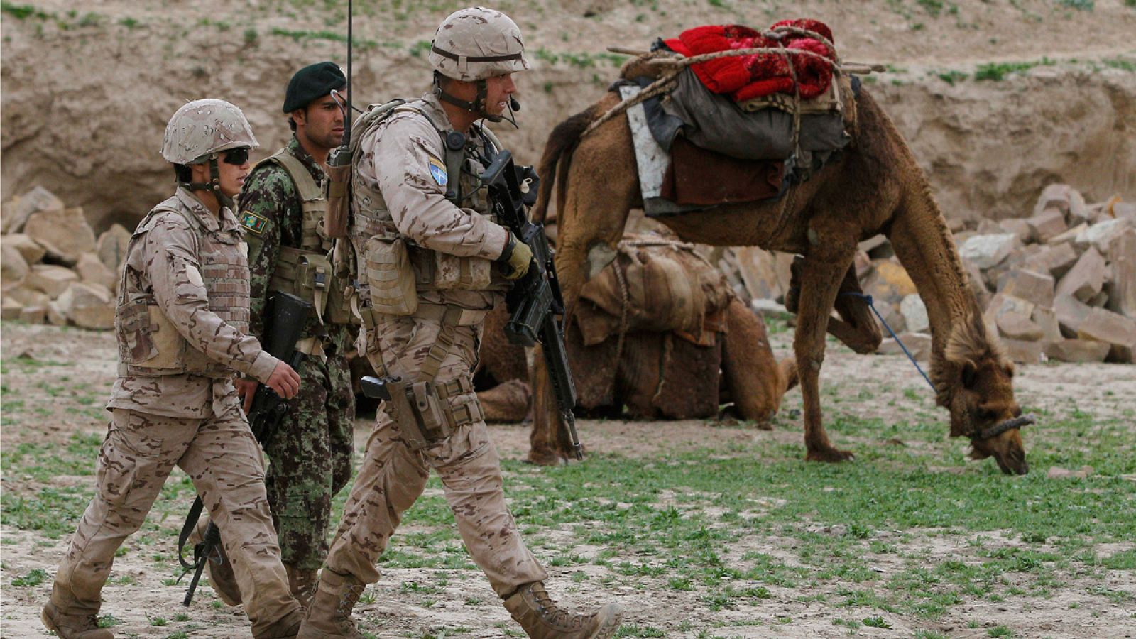 Militares españoles patrullan las calles de Moqur con soldados afganos a los que instruyen