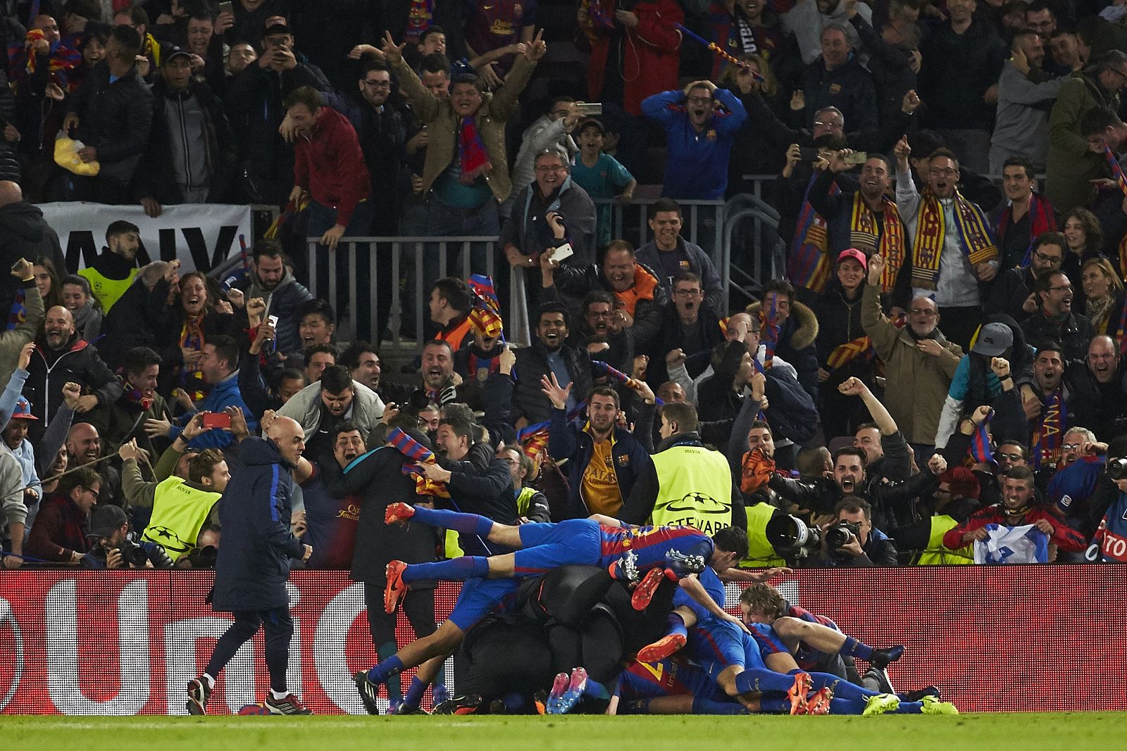 Los jugadores del Barcelona celebrando la remontada ante el PSG.