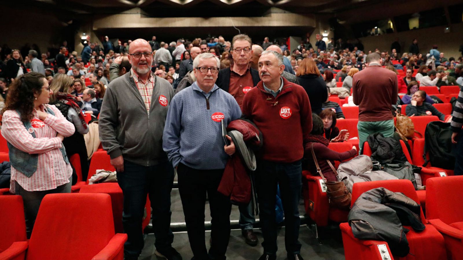 Los secretarios generales de CC.OO. y UGT, Ignacio Fernández Toxo y Pepe Álvarez, a su llegada  a la asamblea de delegados de ambos sindicatos celebrada en Madrid.
