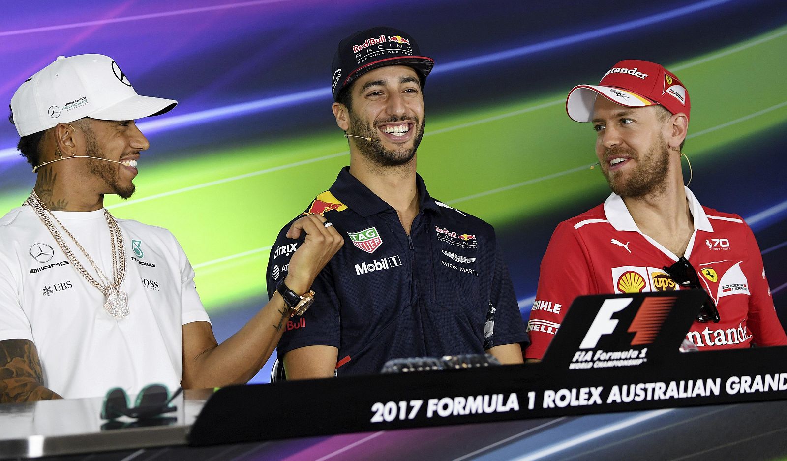 Lewis Hamilton ofrece una rueda de prensa junto a Ricciardo y Vettel.