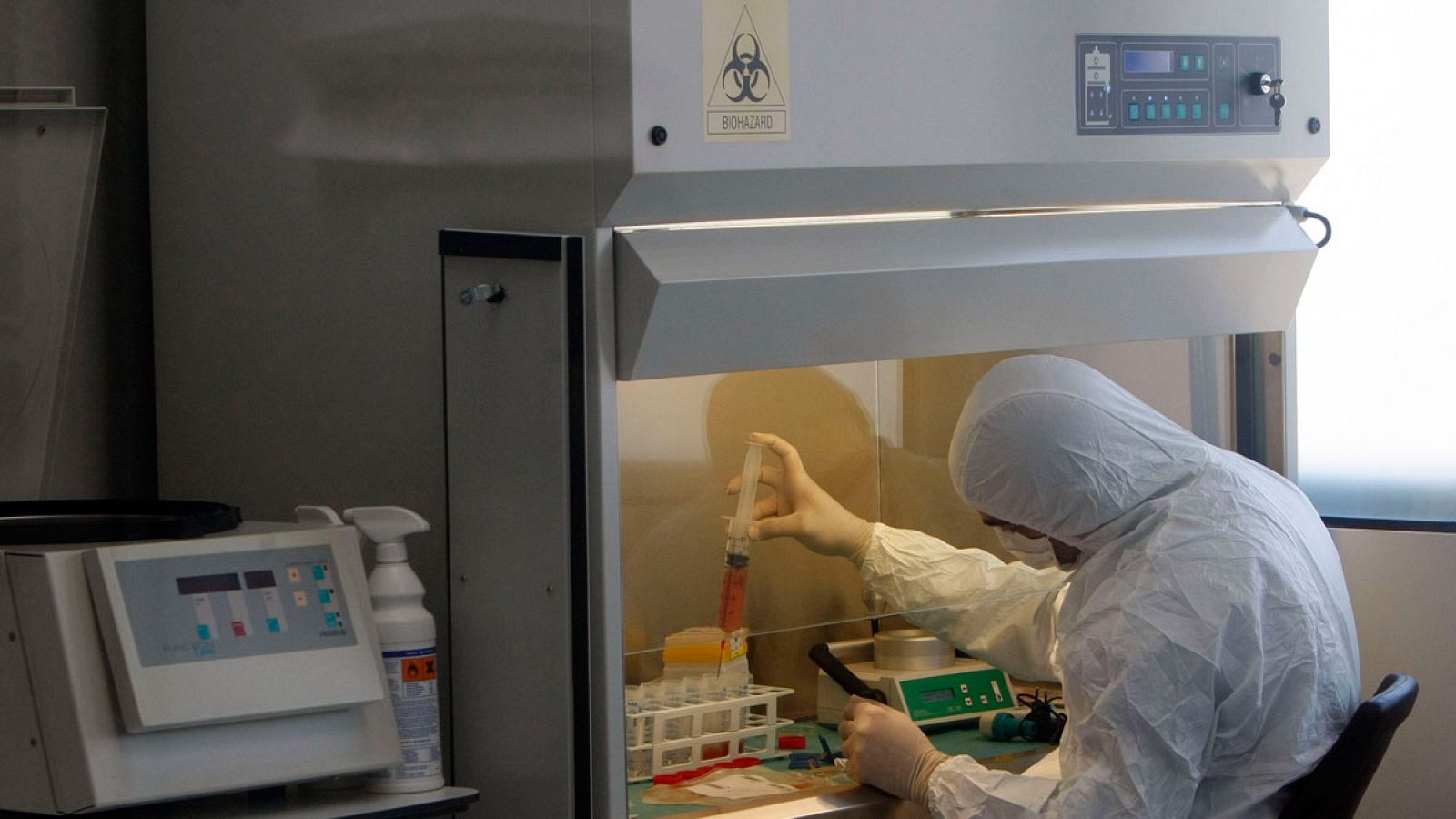Imagen de junio de 2016 de un equipo de oncólogos del hospital Quirónsalud de Torrevieja trabaja en un pionero laboratorio esterilizado.