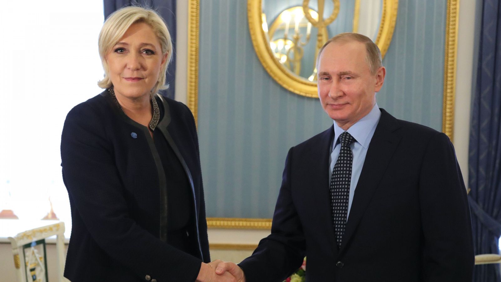 El presidente Vladimir Putin recibe a la candidata a las elecciones presidenciales francesas, Marine Le Pen.