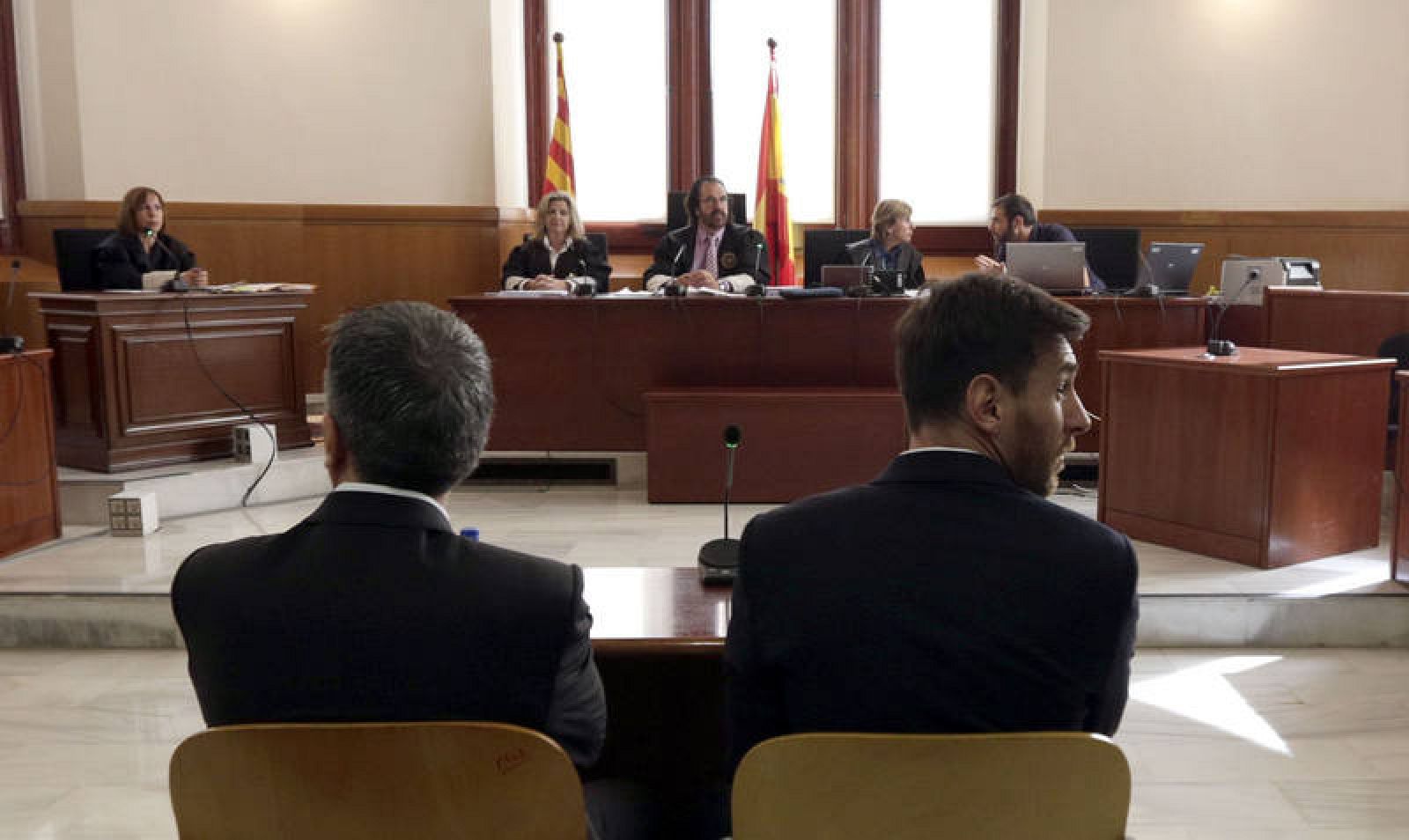 Imagen de archivo del juicio a Lionel Messi (d) y a su padre, Jorge Horacio Messi (i).