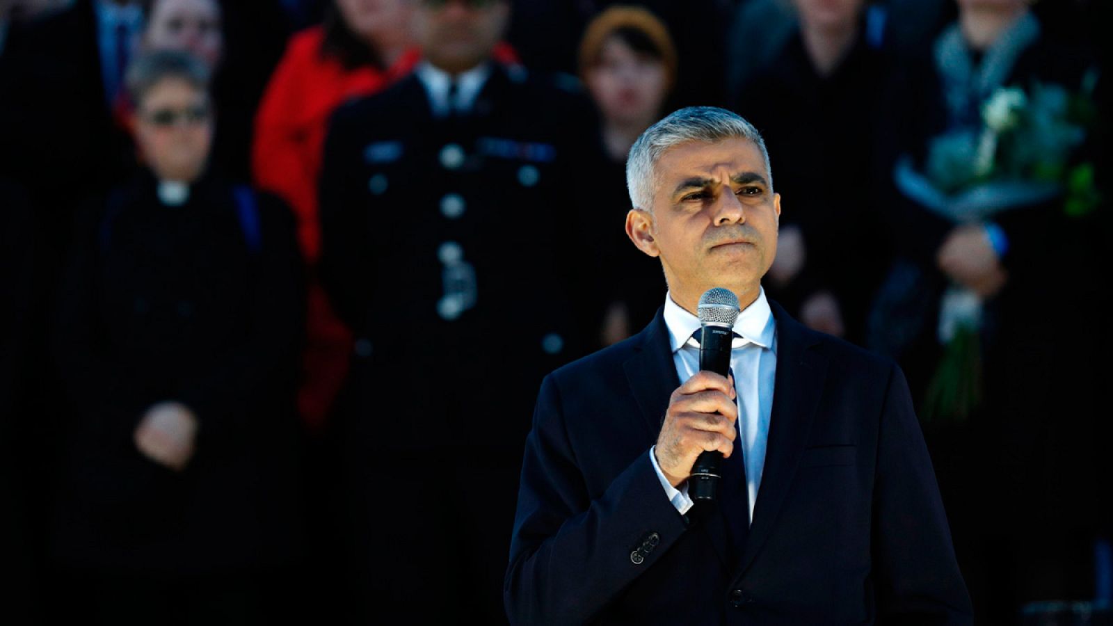 El alcalde de Londres, Sadiq Khan, en una vigilia en la plaza Trafalgar de la capital británica en homenaje a las víctimas del atentado.