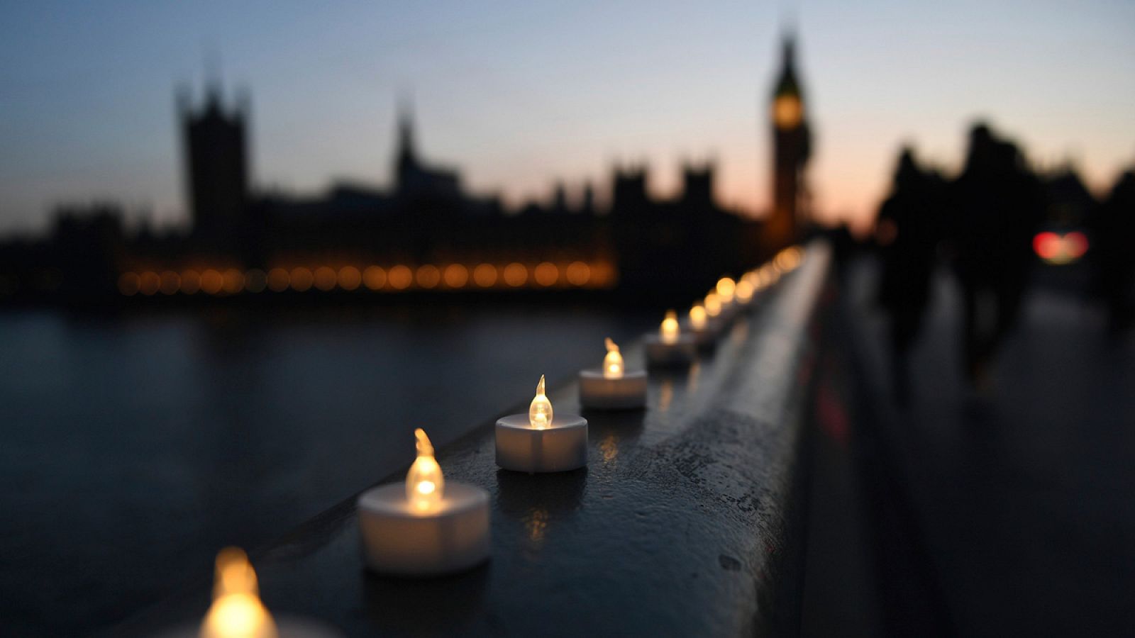 Velas en el puente de Westminster, junto al Parlamento británico,donde se produjo el pasado miércoles el ataque terrorista en Londres.