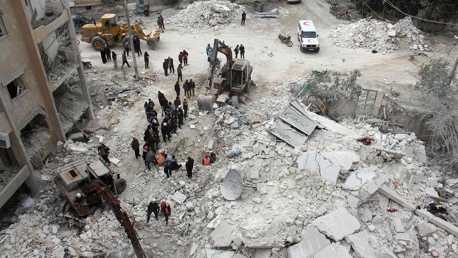 Buscan víctimas bajo los escombros tras un bombardeo el pasado 15 de marzo en Idlib, Siria