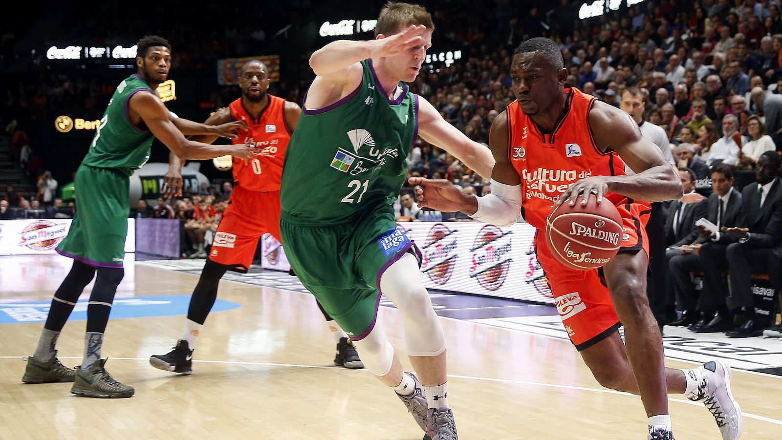 El alero centroafricano del Valencia Basket Romain Sato trata de vencer la defensa del alero polaco del Unicaja Adam Wacynski.