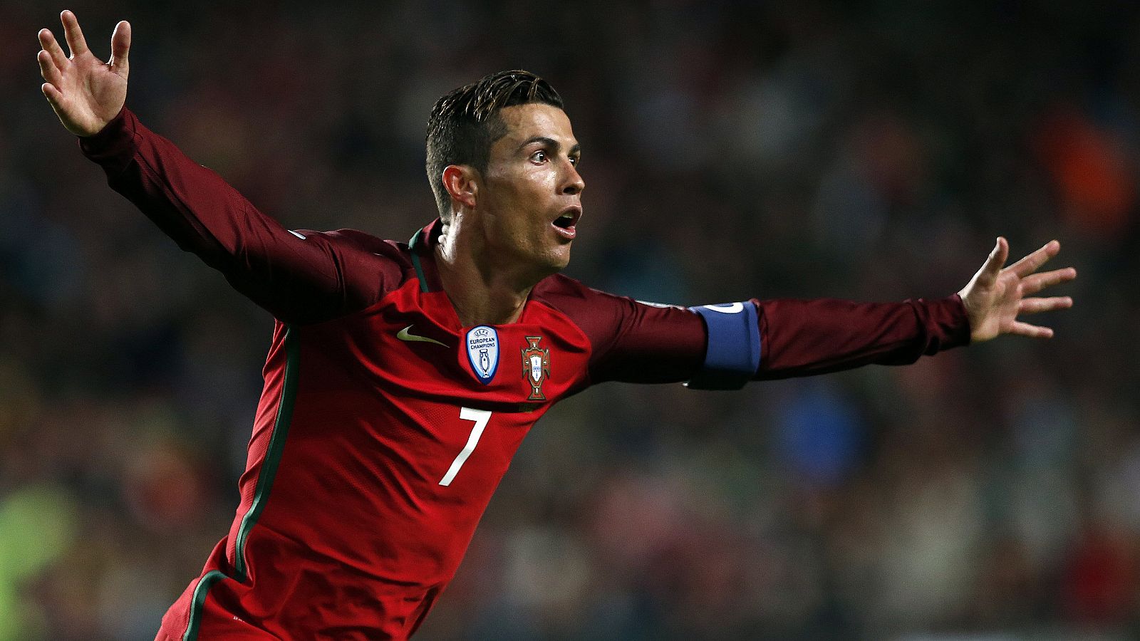 Cristiano Ronaldo celebra un gol contra Hungría.