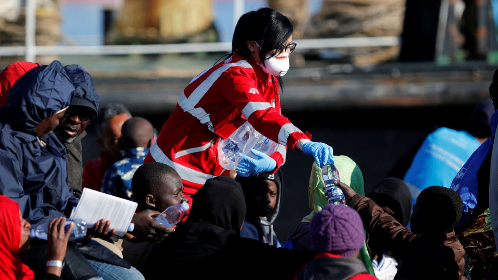 Inmigrantes rescatados en el Mediterráneo son atendidos al llegar a Sicilia el pasado 20 de marzo