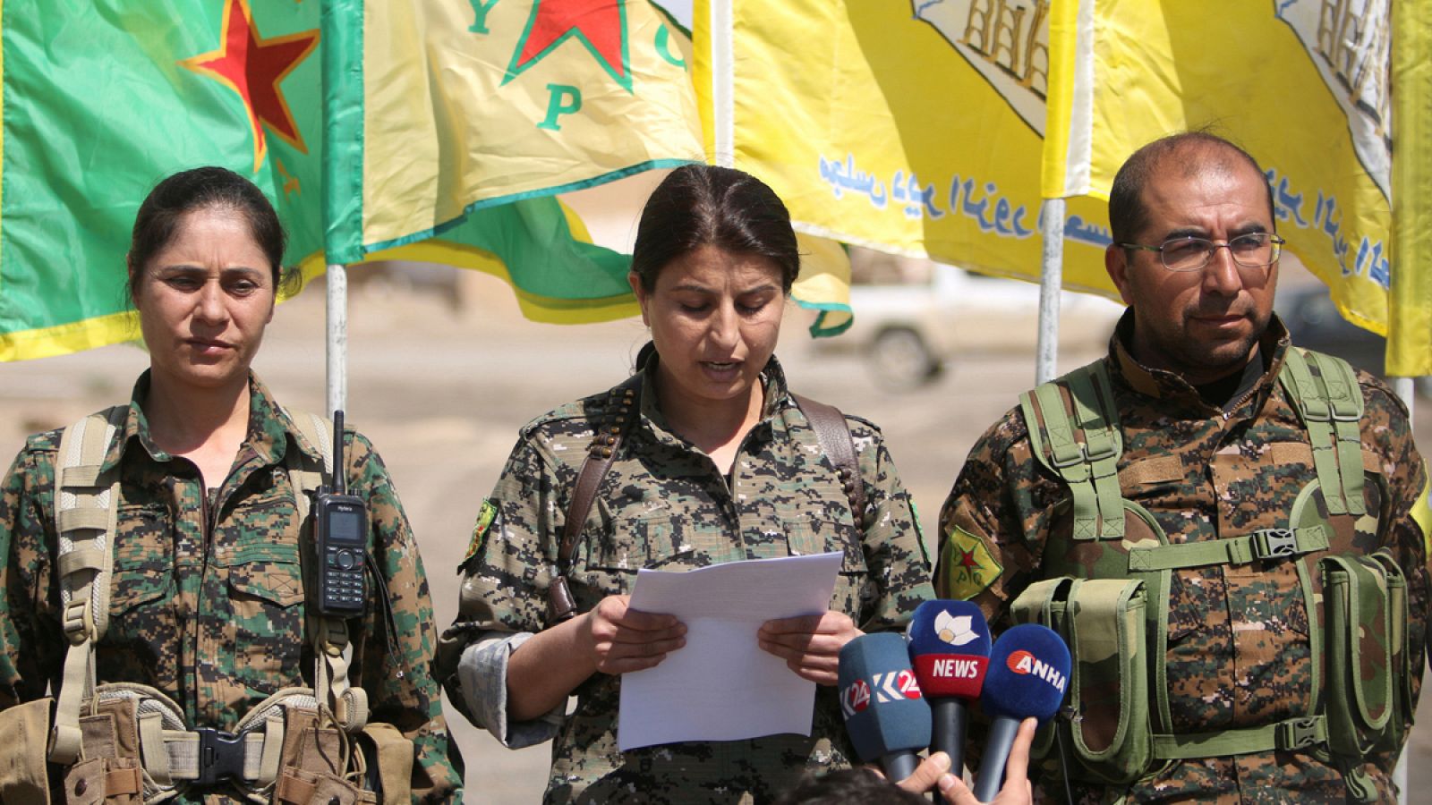 Oficiales de las fuerzas sirias dan una conferencia de prensa en Raqqa.