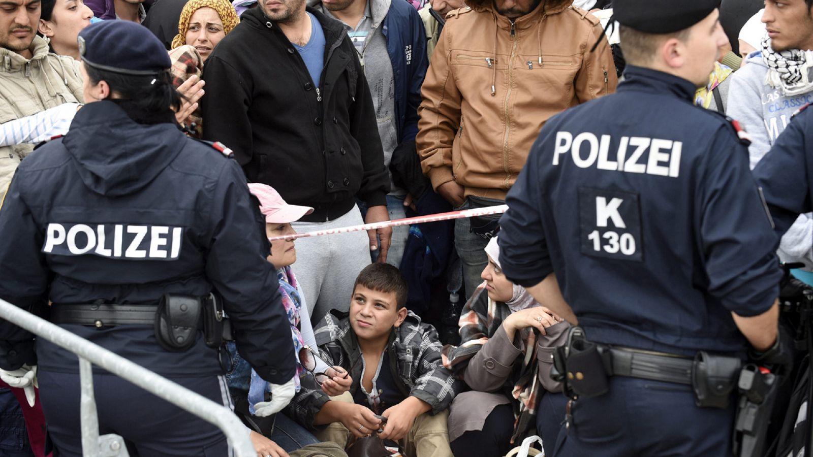 Policías austríacos vigilan el paso de refugiados en la frontera con Hungría (foto archivo, 2015)