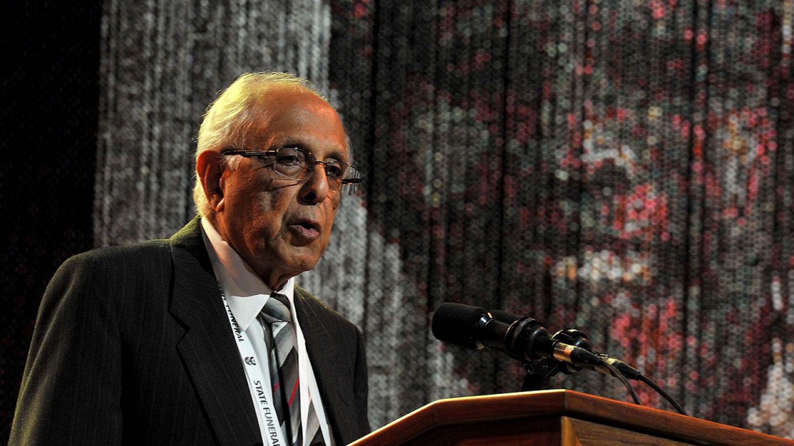 Fotografía de archivo del 15 de diciembre de 2013, cedida entonces por GCIS, del veterano líder anti-apartheid Ahmed Kathrada, durante uno de los actos funerales en honor a Nelson Mandela.