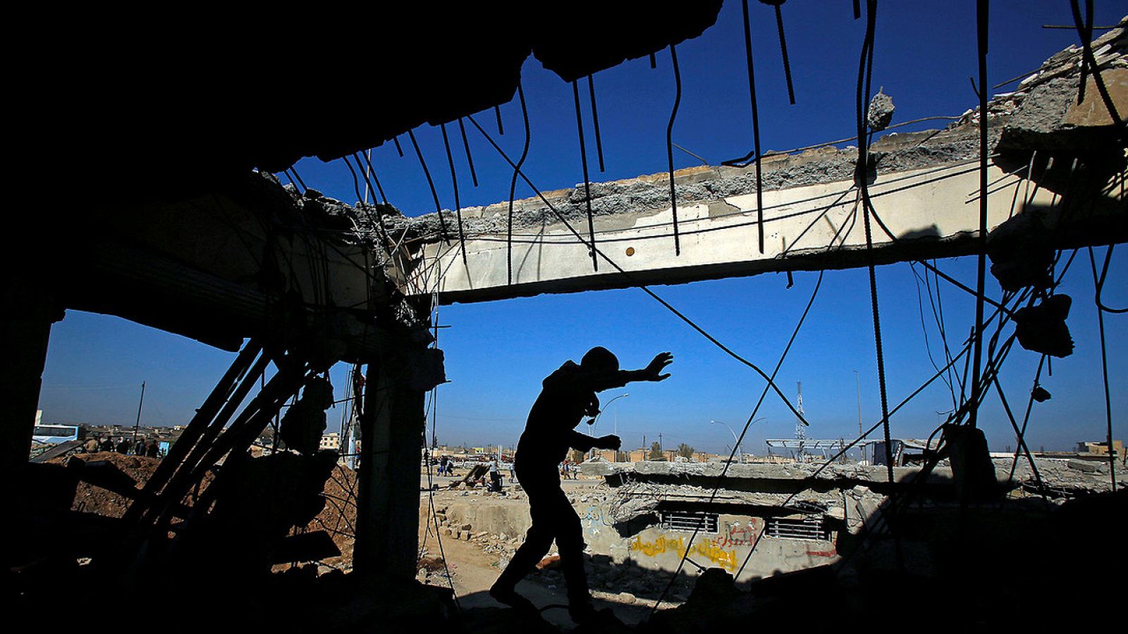 Un iraquí en un edificio destruido en el barrio de Somod, en Mosul