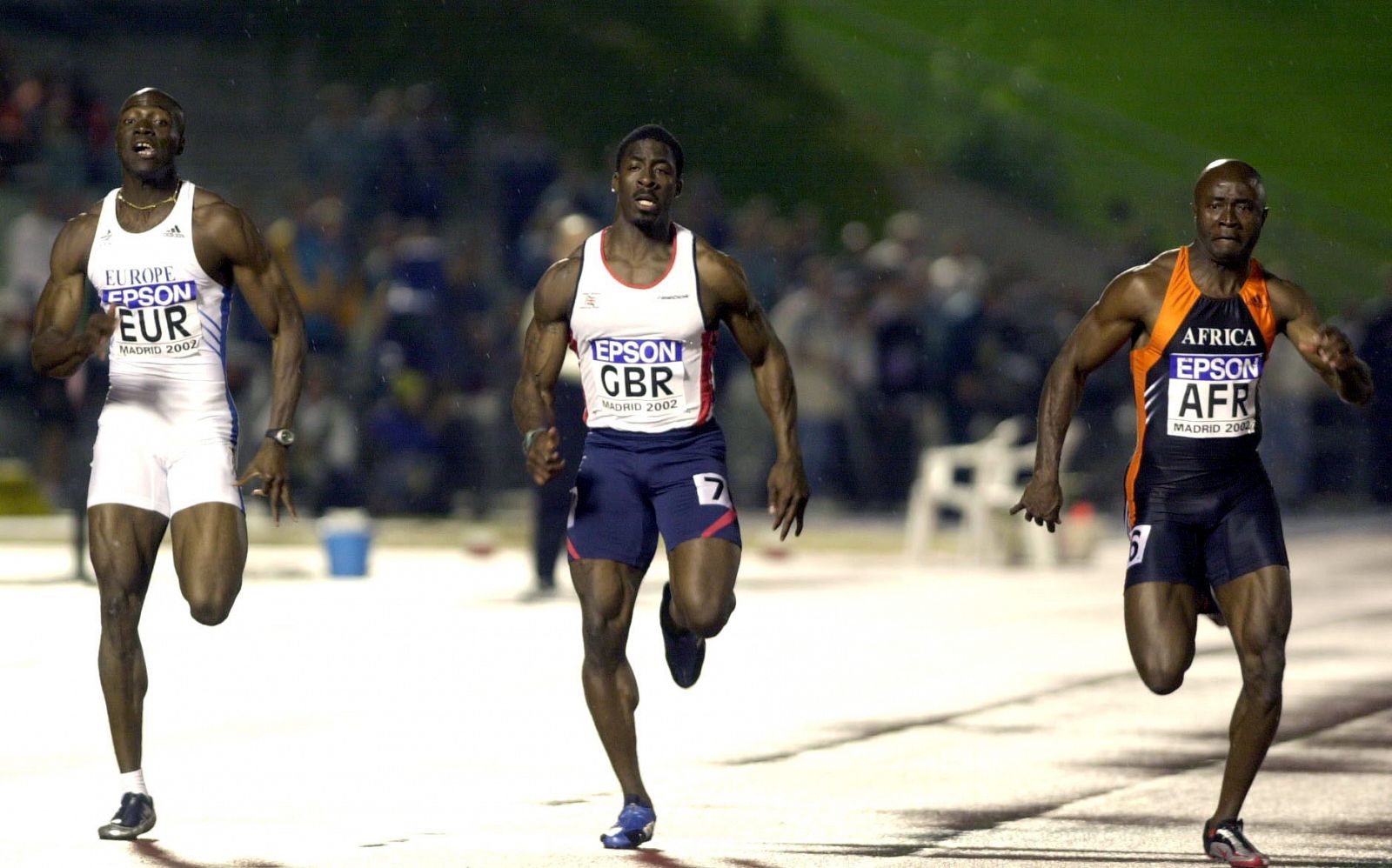 Velocistas de los equipos de Europa, Reino Unido y África en una prueba de la Copa del Mundo de Atletismo de Madrid 2002. De izquierda a derecha, Francis Obikwelu, Dwain Chambers y Uchena Emedolu (ganador).