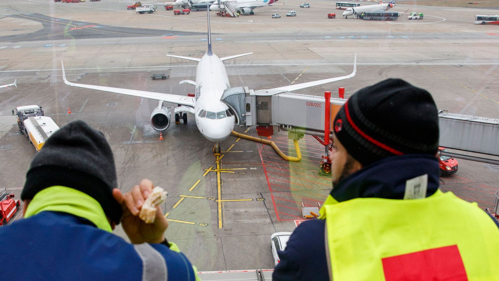 Personal de tierra observa las pistas en uno de los aeropuertos de Berlín (Archivo).