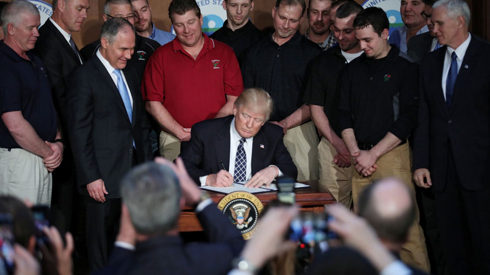 Momento en que el presidente de EE.UU., Donald Trump, firma el decreto de reforma del plan contra el cambio climático de Obama y a favor de la "independencia energética" del país.