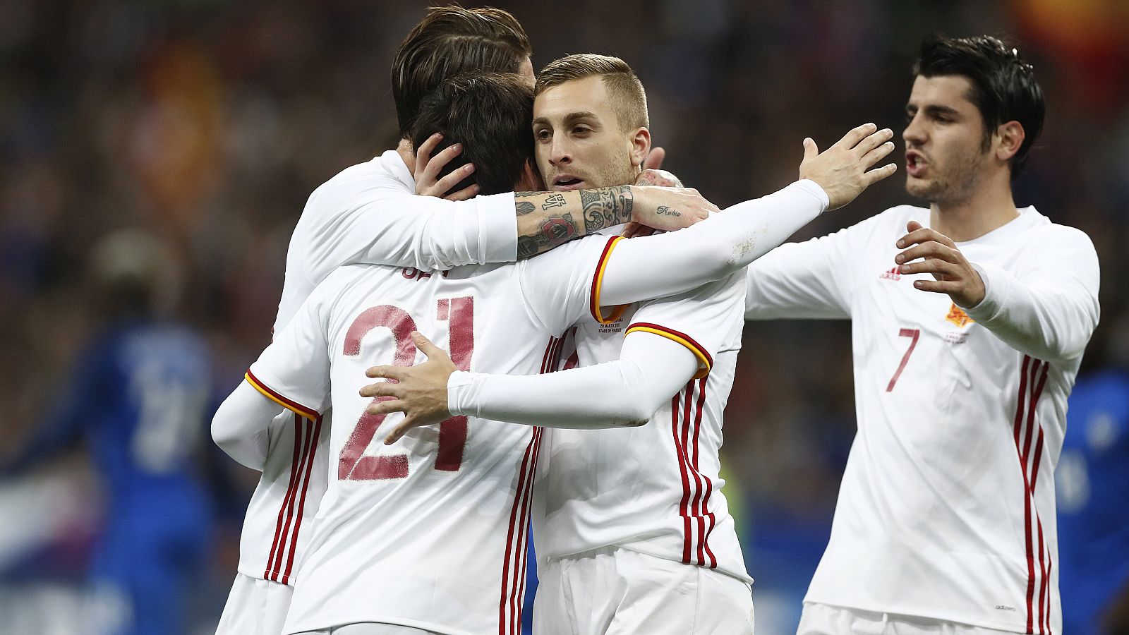 Los jugadores de la selección celebran el gol de Silva, que abrió la victoria española en París.