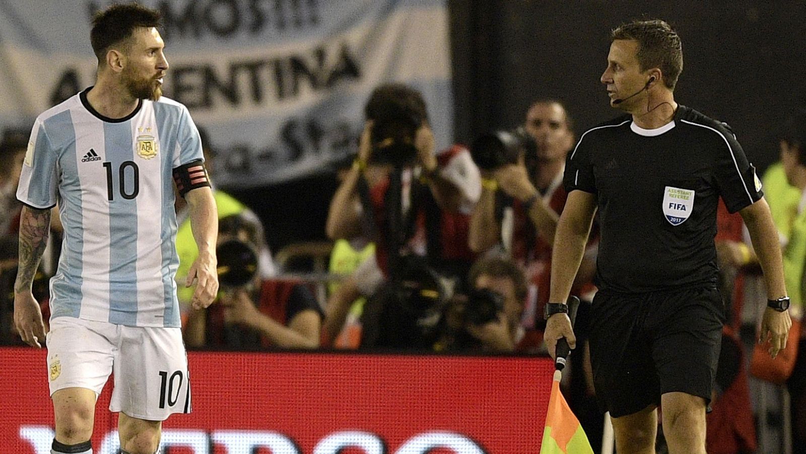 Leo Messi se dirige al asistente en el partido contra Chile