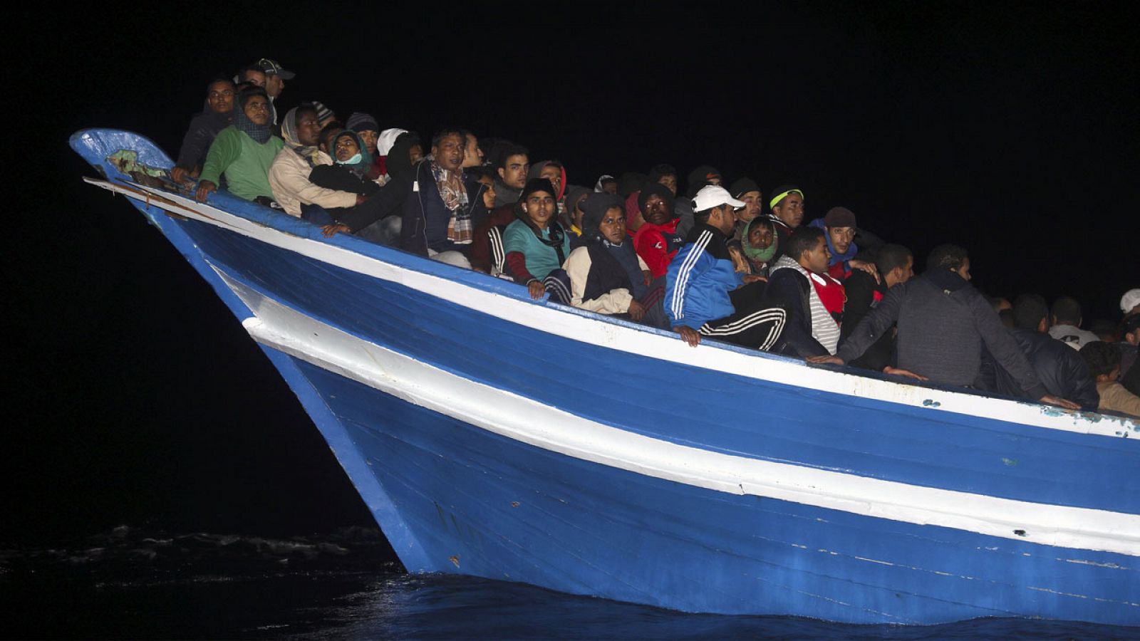 Migrantes a bordo de una sobrecargada patera son rescatados por la ONG española NGO Proactiva en la costa libia