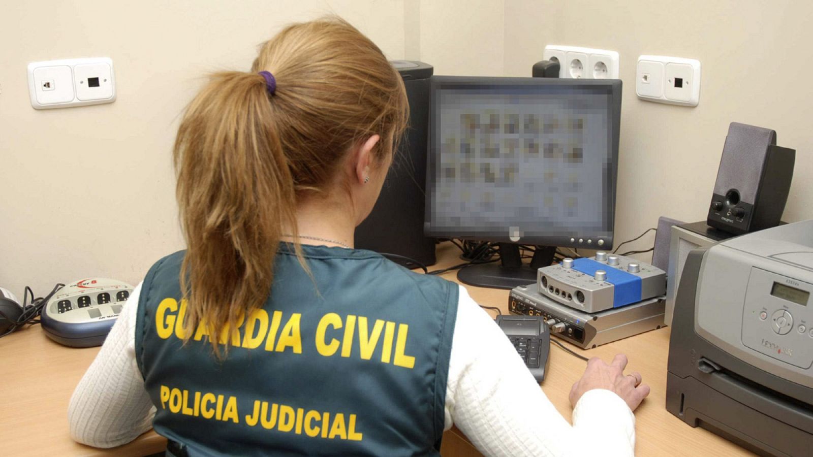 Imagen de archivo de un agente del Equipo Mujer Menor (EMUME) de la Guardia Civil con material incautado en una operación contra la pornografía infantil a través de internet